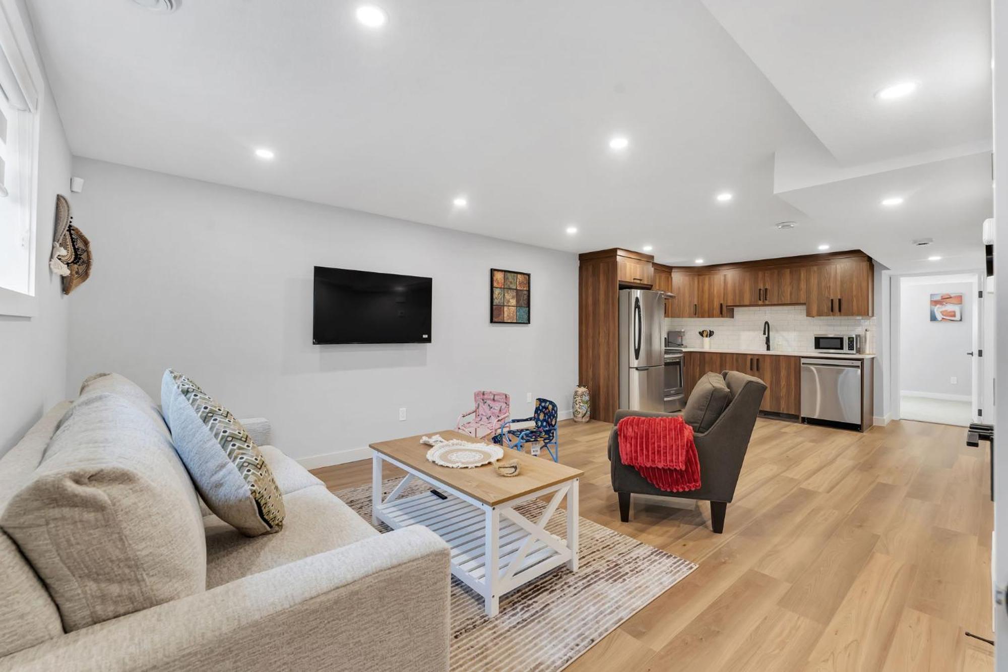 2 Bedroom Cozy Basement Secondary